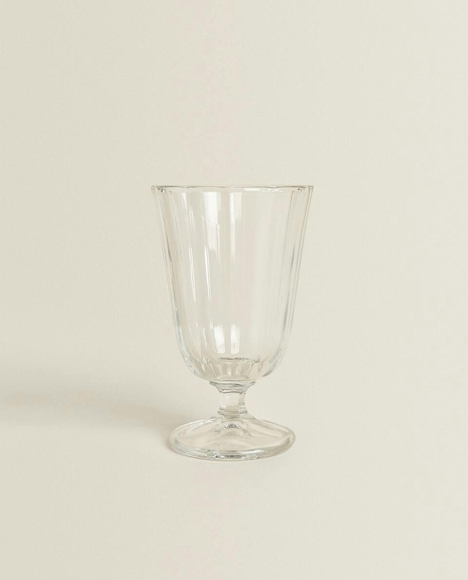 RAISED FACETED WINE GLASS