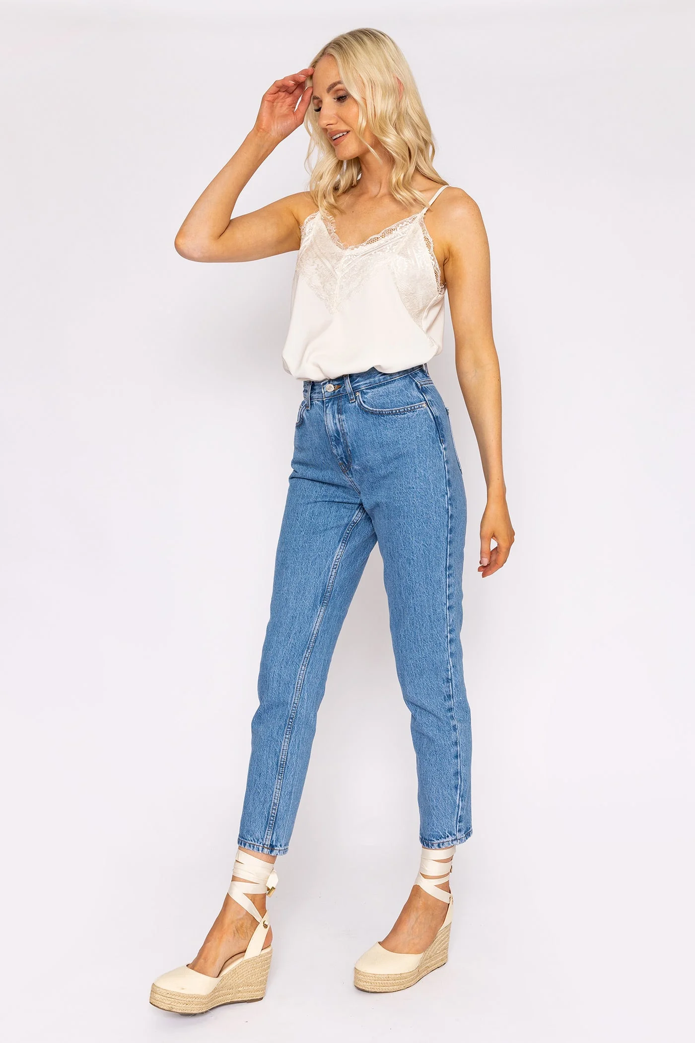 Joana Mom Ankle Jeans in Denim 32
