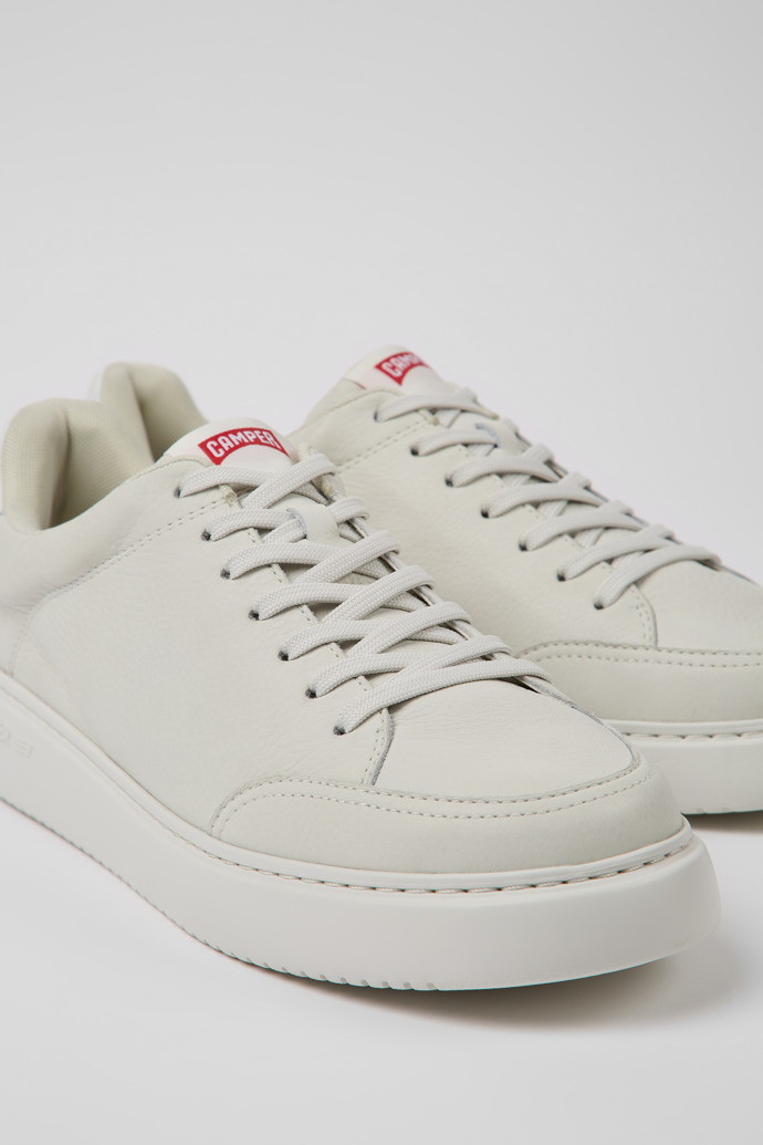 Sneakers blancas de piel sin te&ntilde;ir para hombre