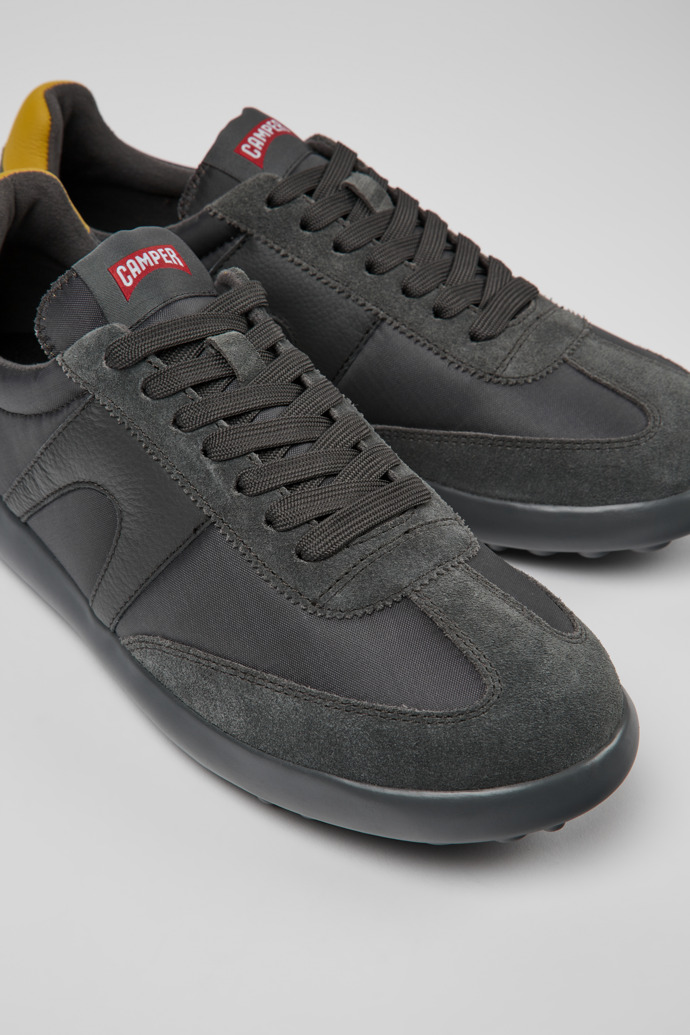 Sneakers grises y amarillas para hombre
