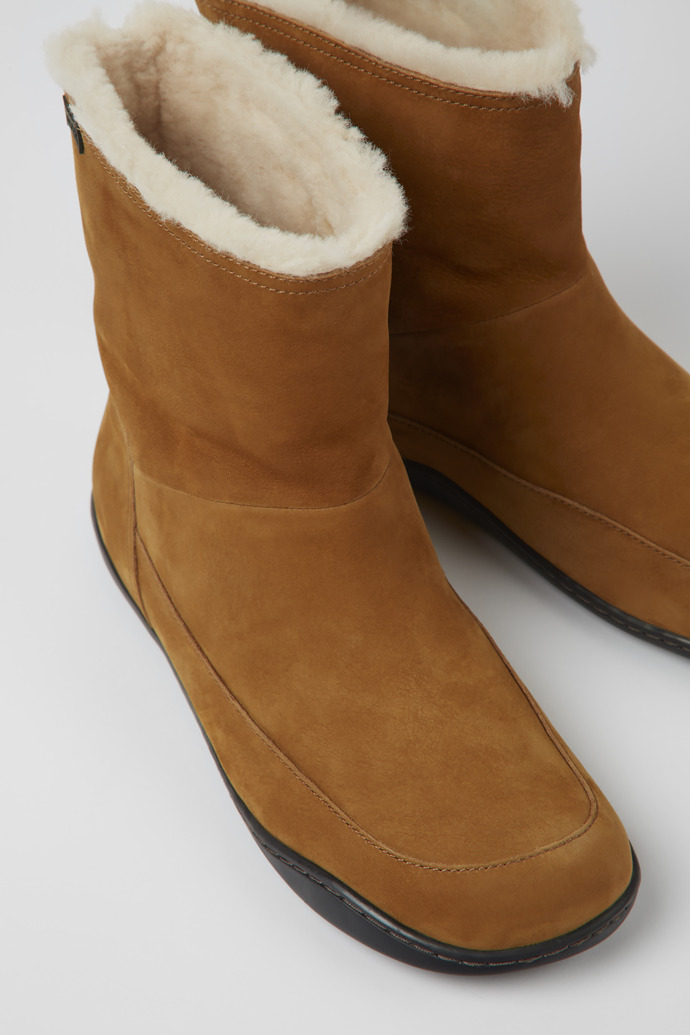 Botines de nobuk en color marr&ograve;n para mujer