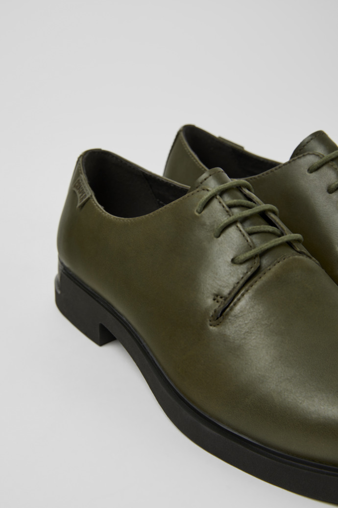Zapatos verde oscuro de piel para mujer