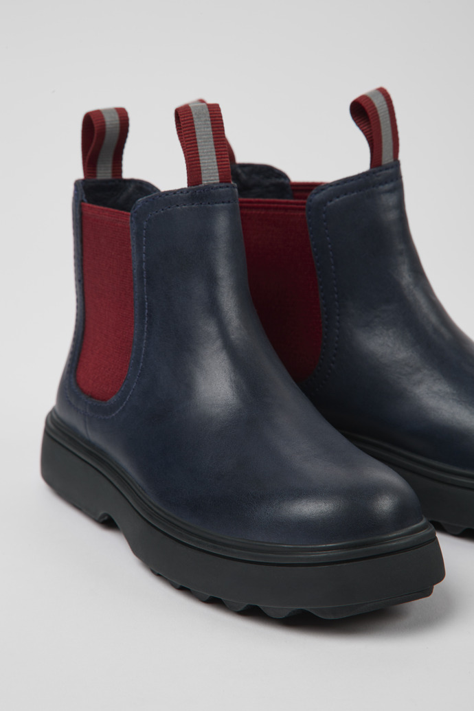 Botas de piel azules y burdeos