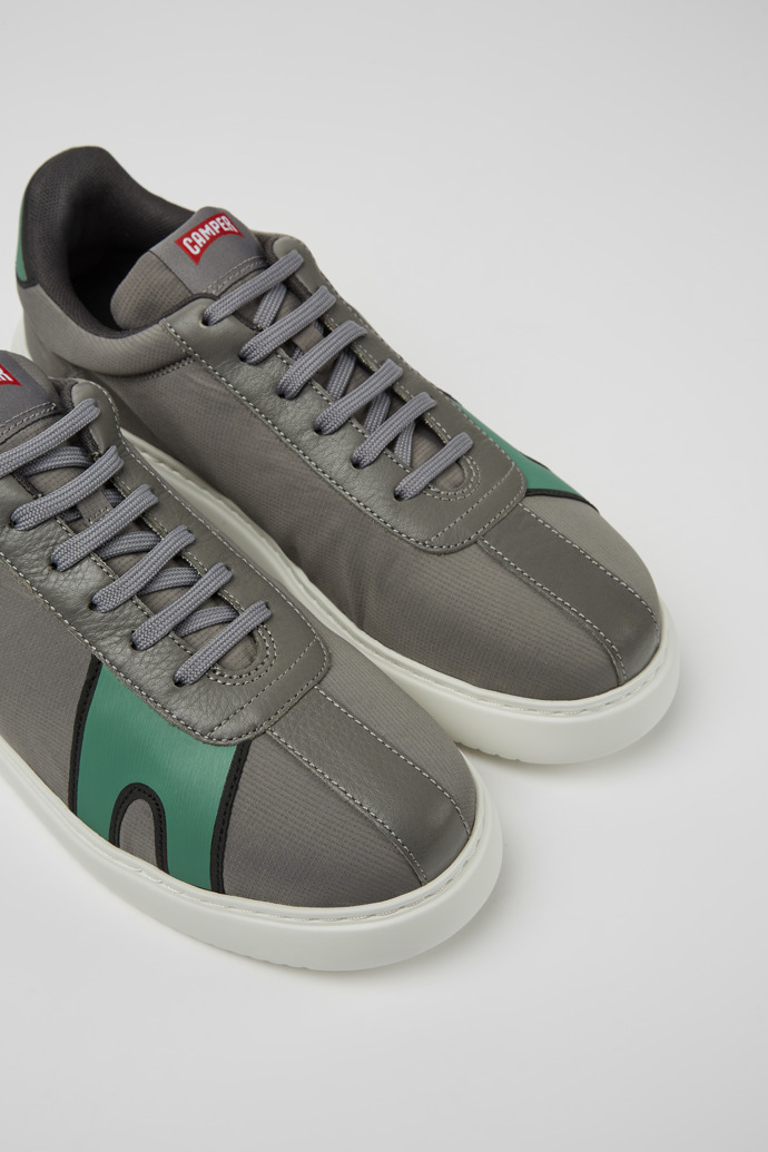Sneakers grises y verdes para hombre