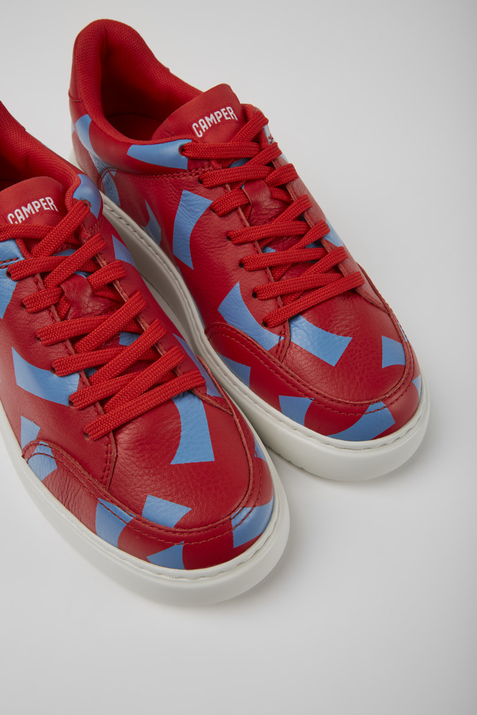 Sneakers rojas y azules de piel estampada para mujer