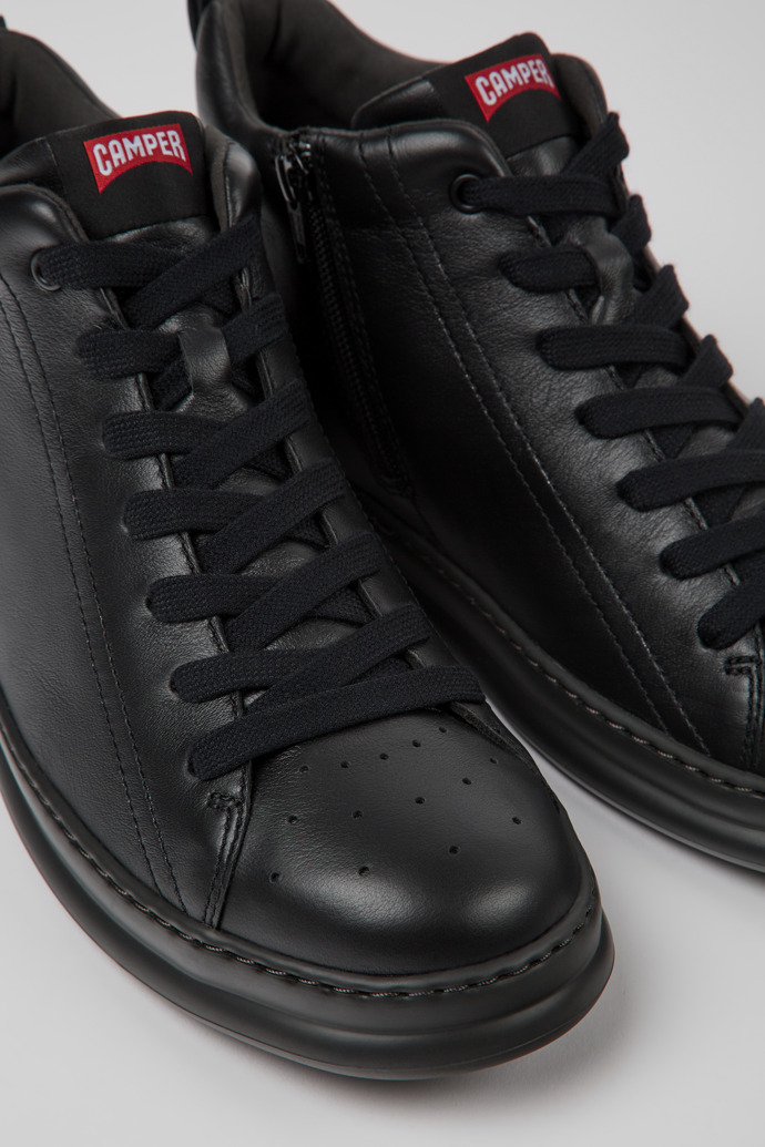 Bot&iacute;n negro para hombre