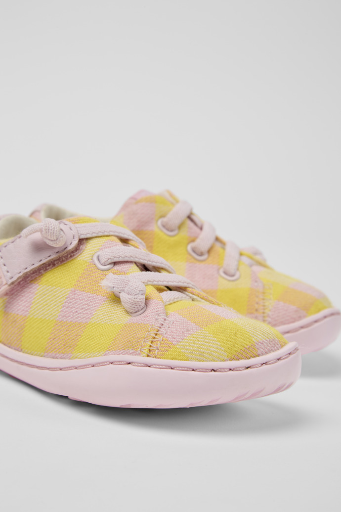Zapatos rosa y amarillo para ni&ntilde;os