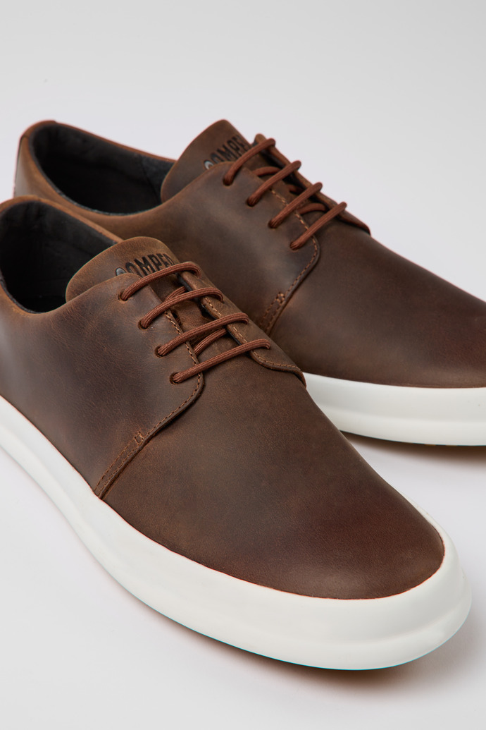 Zapatos marrones de piel para hombre