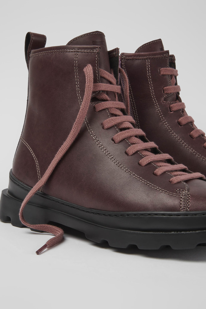 Botas de piel en color violeta con cordones