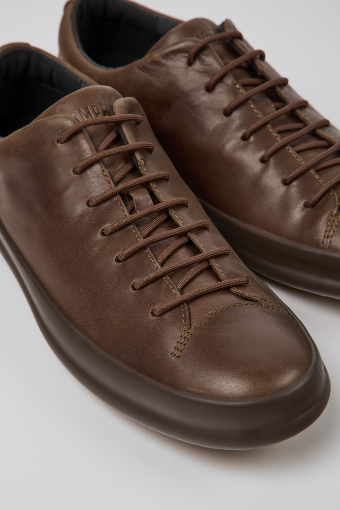 Zapato marr&ograve;n con cordones para hombre