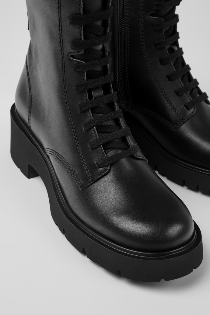 Botas con cordones en color negro para mujer