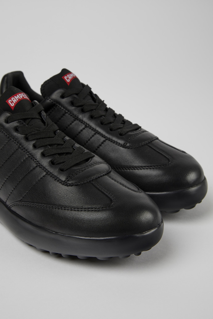 Sneaker negra para mujer