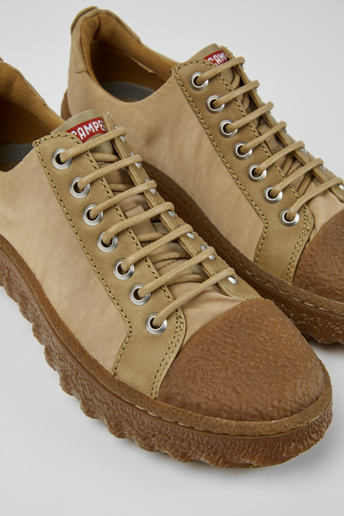 Zapatos beiges de tejido y piel para mujer