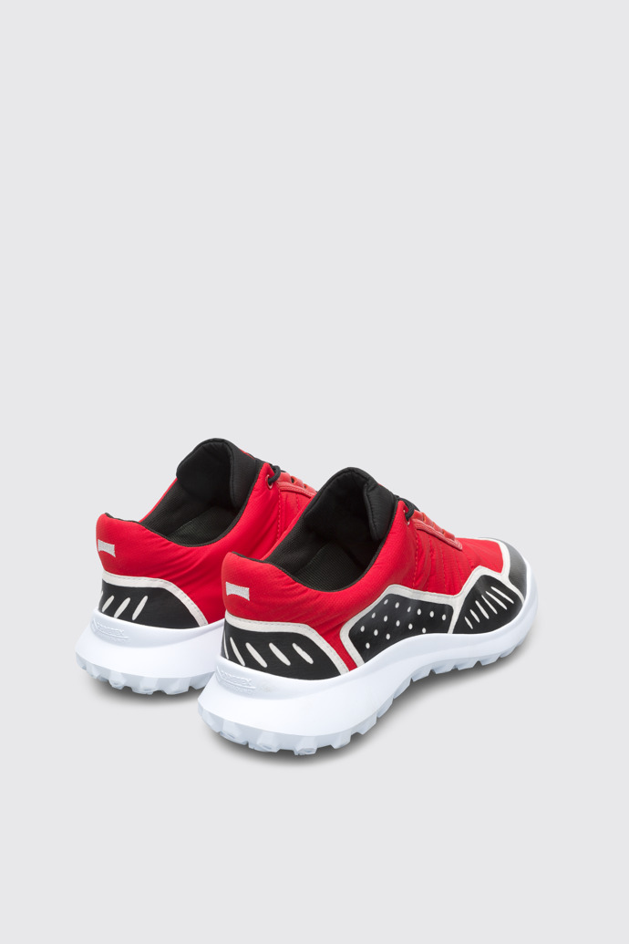 Sneaker roja y negra para mujer