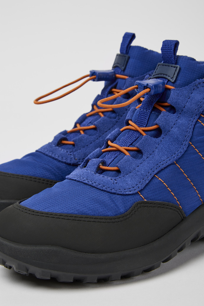 Botines azules y negros