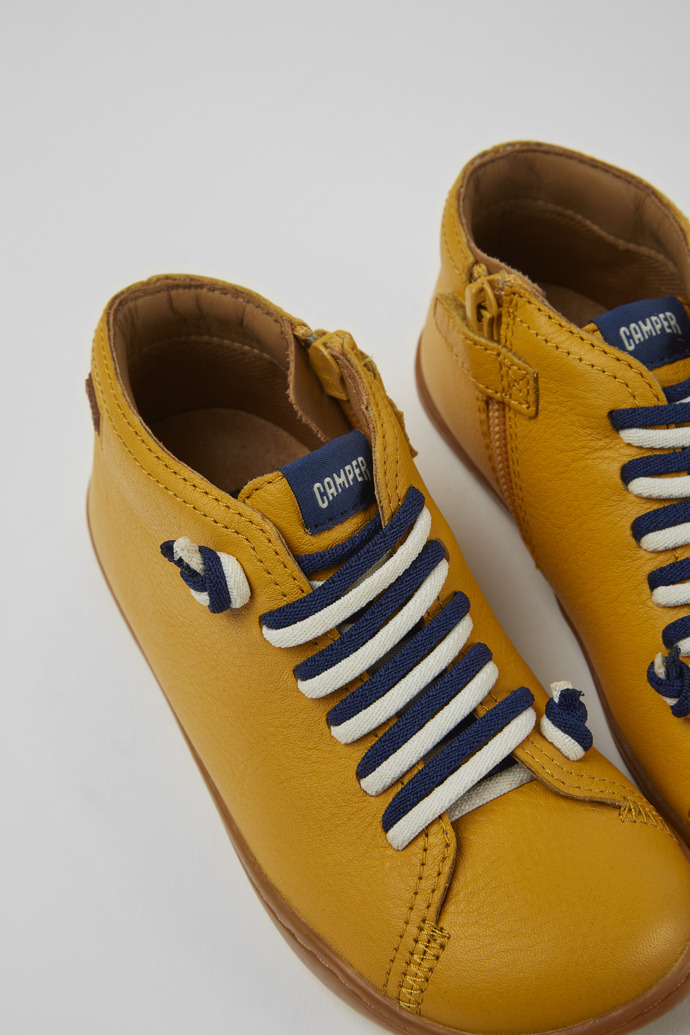 Botas de piel amarillas