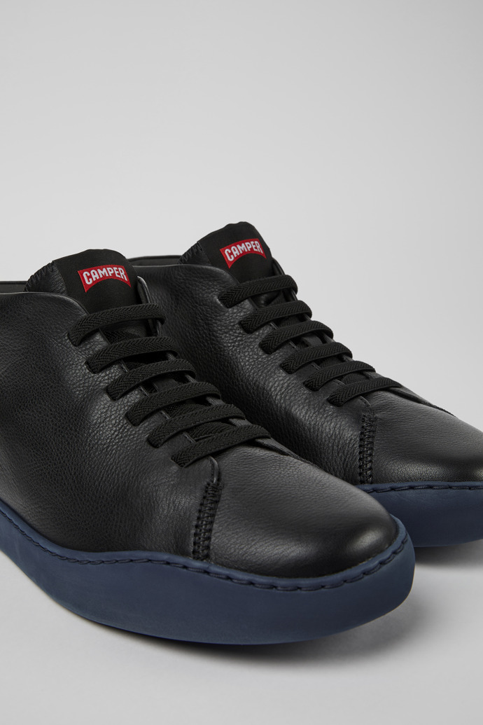 Bot&iacute;n negro para hombre