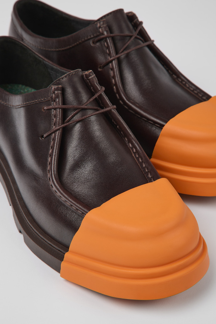 Zapatos marrones de piel para mujer