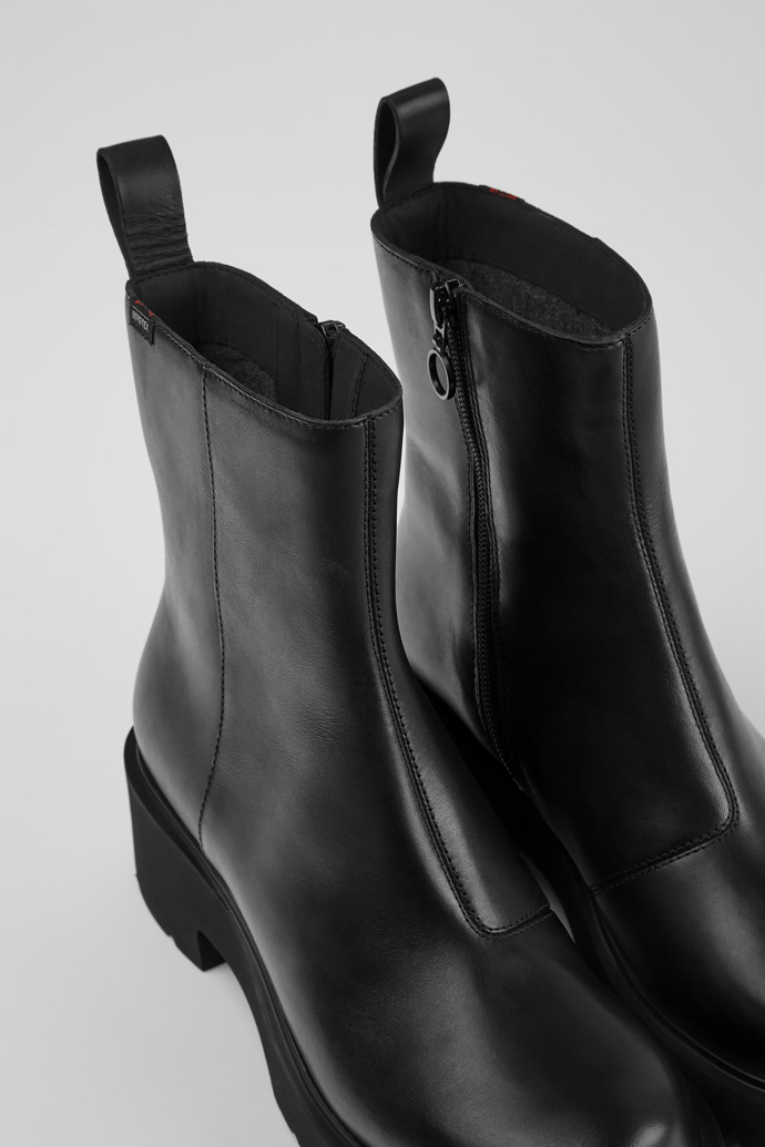 Botas de piel en color negro con cremallera para mujer