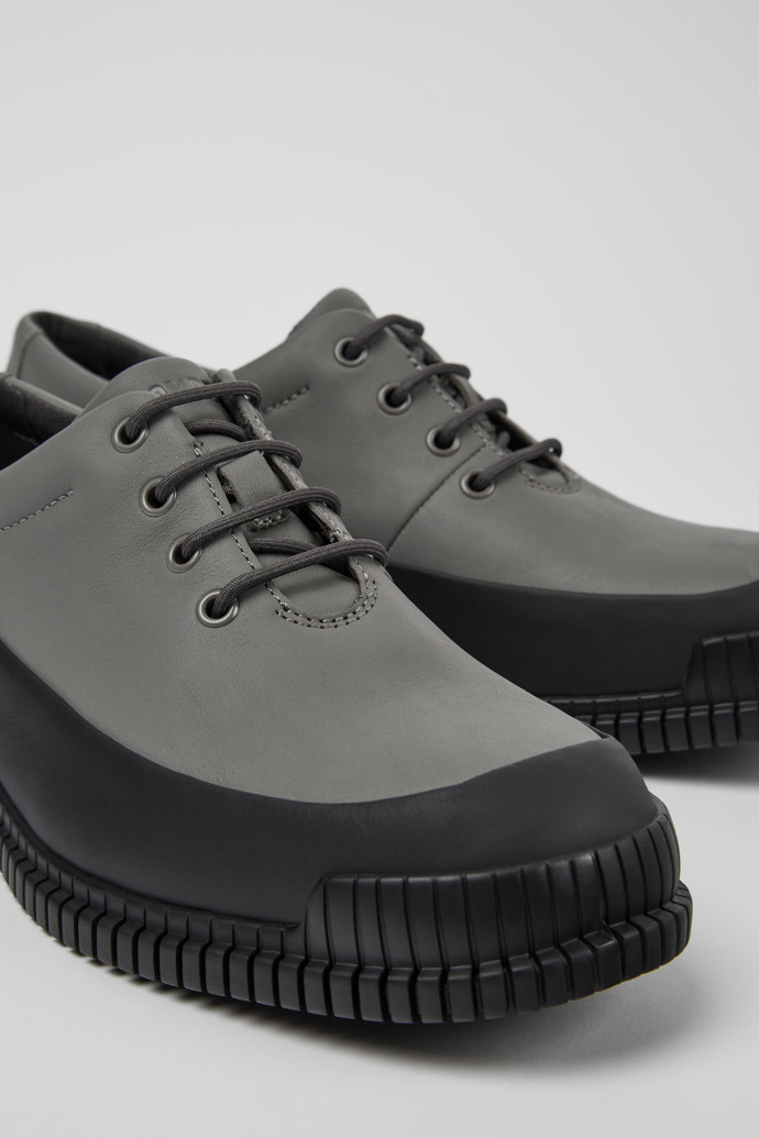 Zapatos grises y negros de piel con cordones para hombre