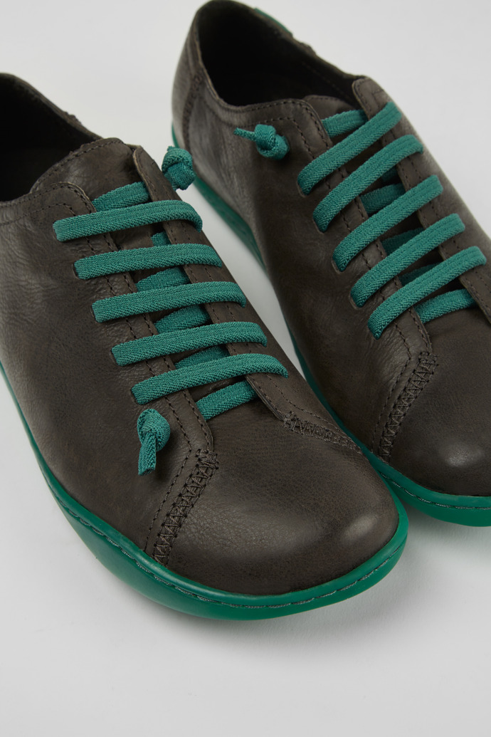 Zapatos grises de piel para mujer