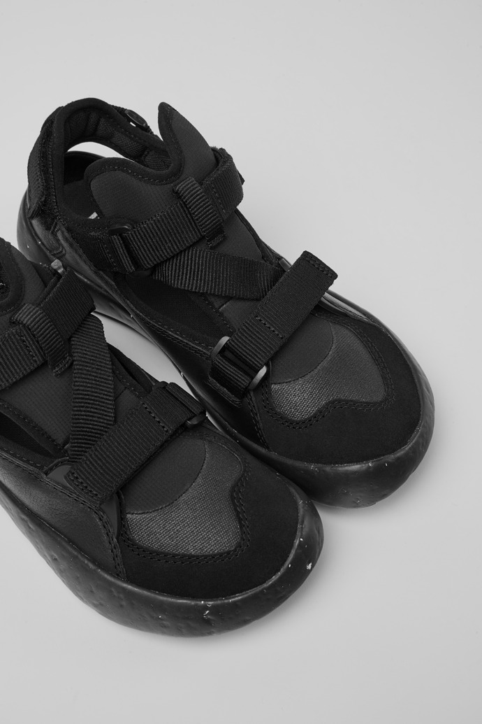 Sneakers semiabiertas negras para mujer