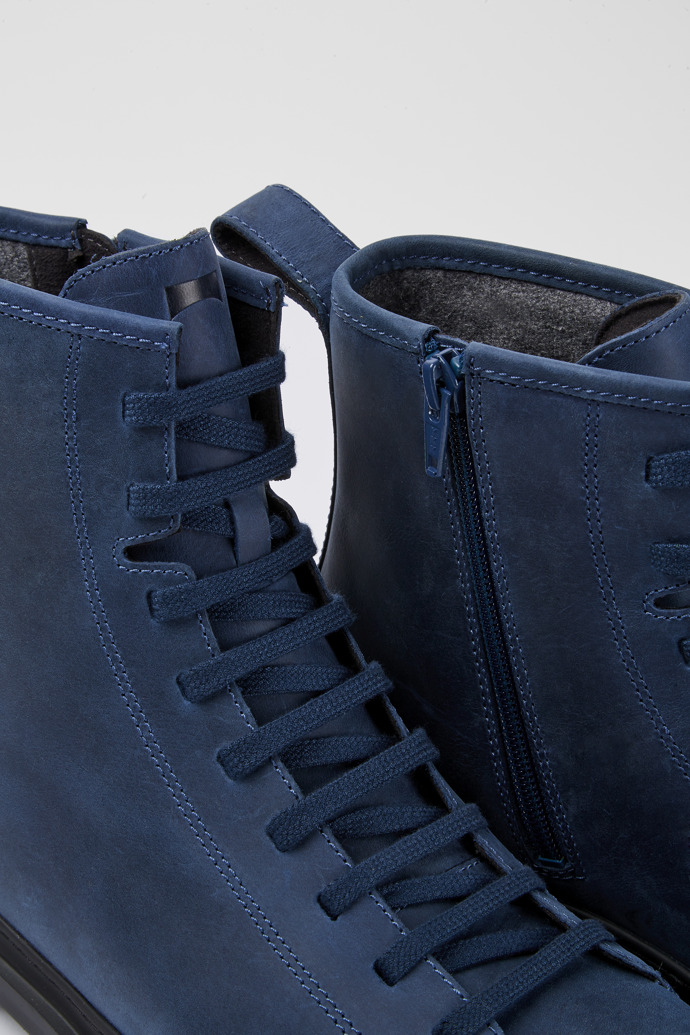 Botas de nobuk encerado en color azul con cordones