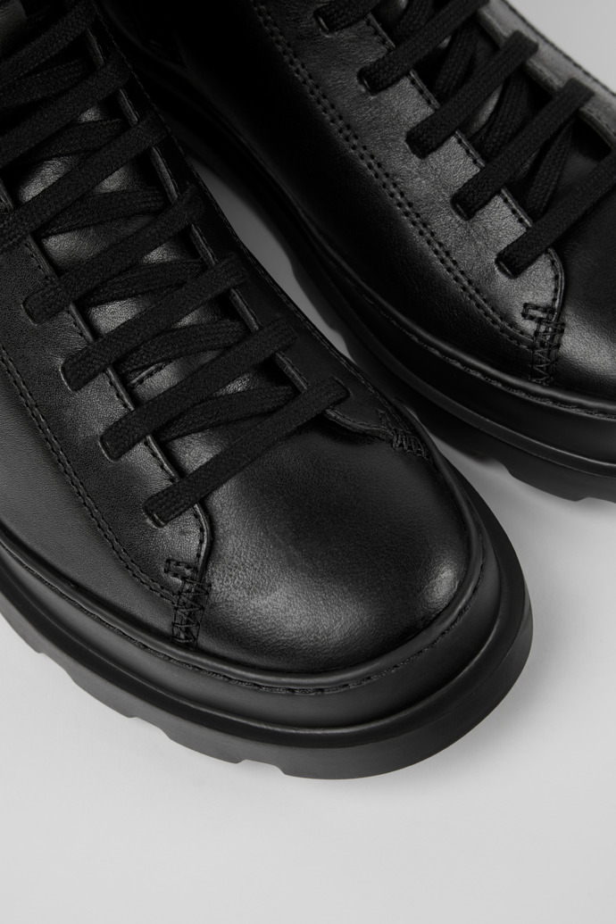 Bota de media ca&Ntilde;a negra con cordones para mujer