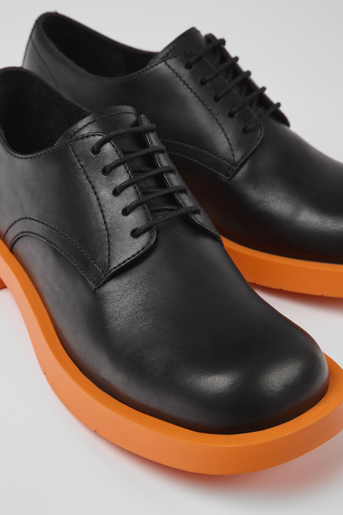 Zapatos negros de piel para mujer