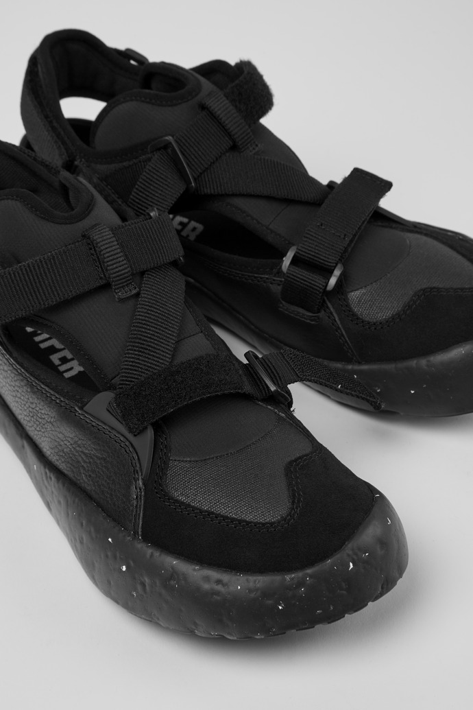 Sneakers semiabiertas negras para hombre