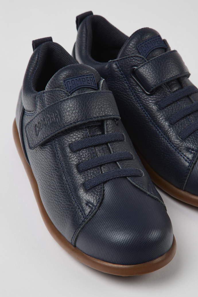 Zapatos de piel y tejido azul oscuro