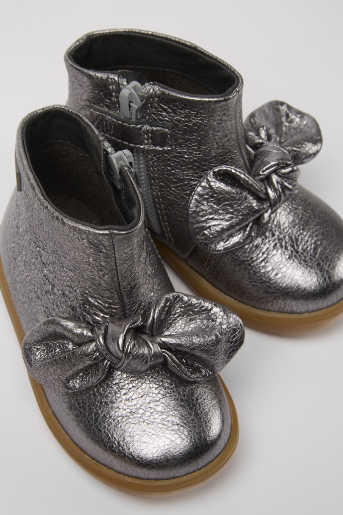 Botas de piel en plata