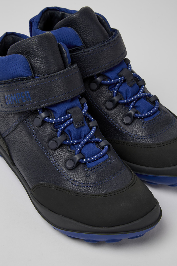 Botines negros y azules