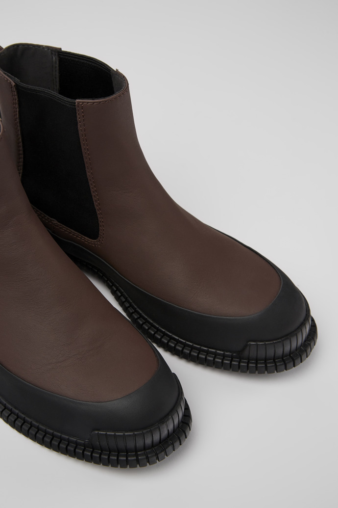 Botas Chelsea marrones y negras de piel para mujer
