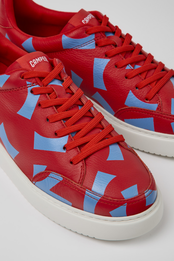 Sneakers rojas y azules estampadas para hombre