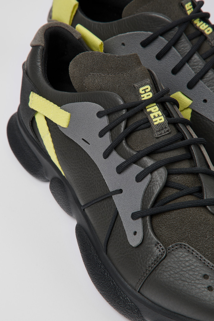 Sneakers gris oscuro y amarillo de piel para hombre