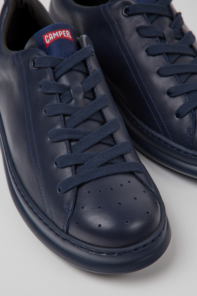 Sneaker azul oscuro para hombre