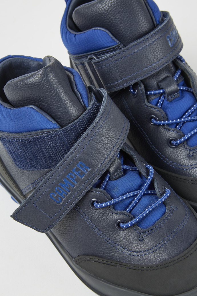Botines negros y azules