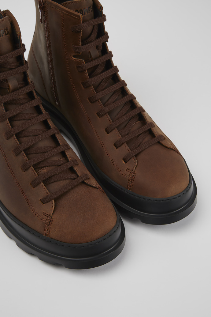 Bota de cordones marr&ograve;n para hombre
