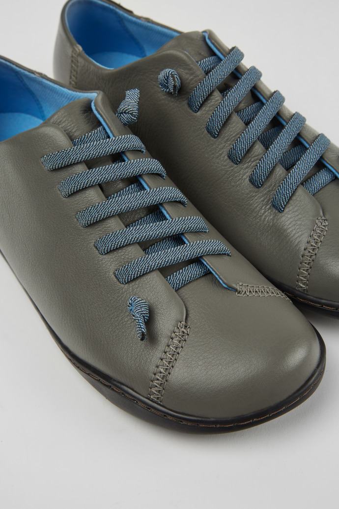 Zapatos grises de piel para mujer