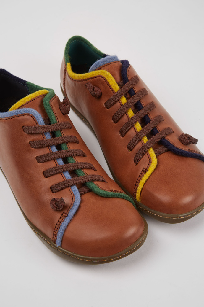 Zapatos marrones y azules de piel para mujer