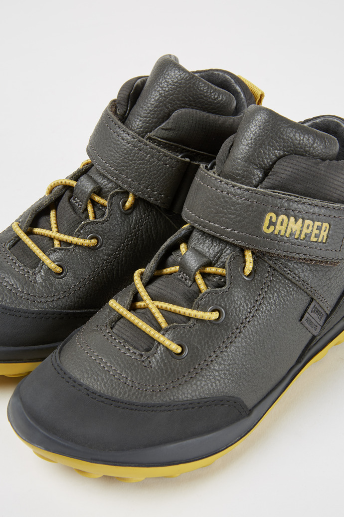 Botines negros y grises