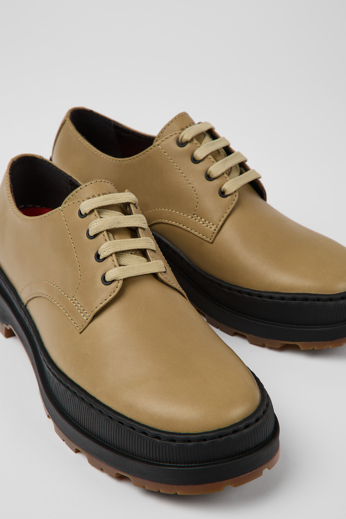 Zapatos beiges de piel para mujer