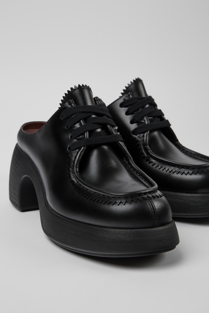 Mules negros de piel para mujer