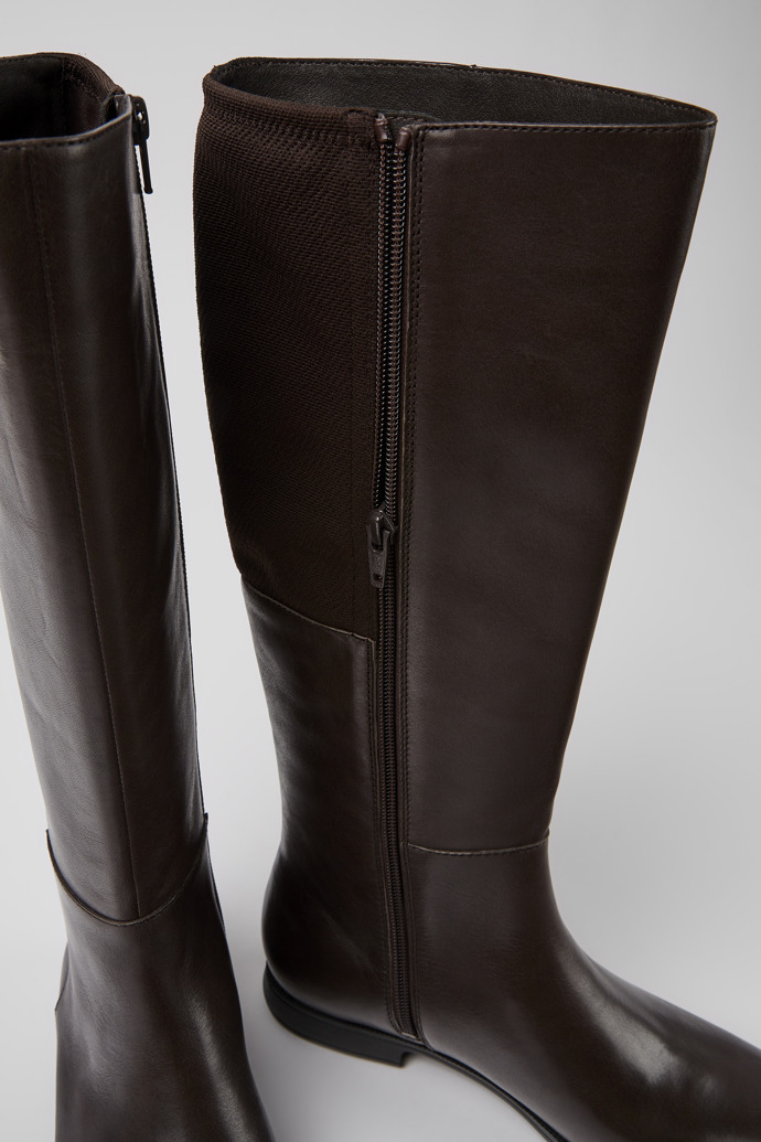 Botas altas marr&ograve;n oscuro de piel y tejido para mujer