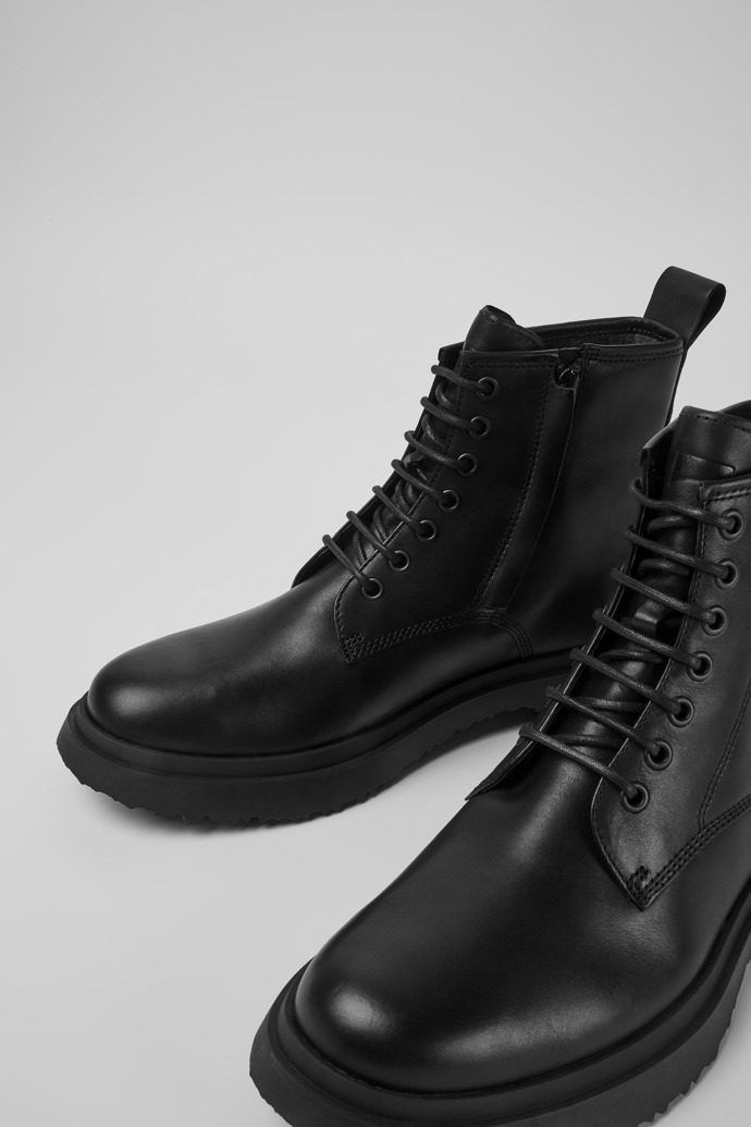 Bota negra de media ca&Ntilde;a con cordones para hombre