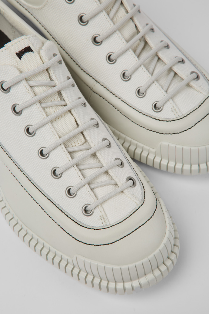 Zapatos de cordones en color blanco