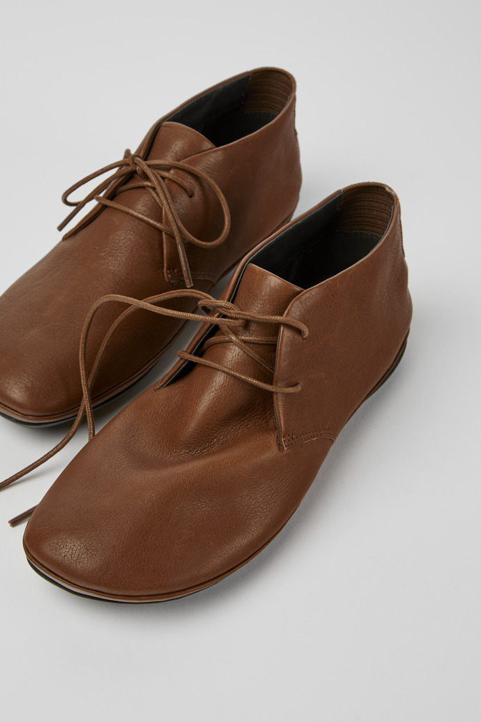 Bot&iacute;n marr&ograve;n con cordones para mujer