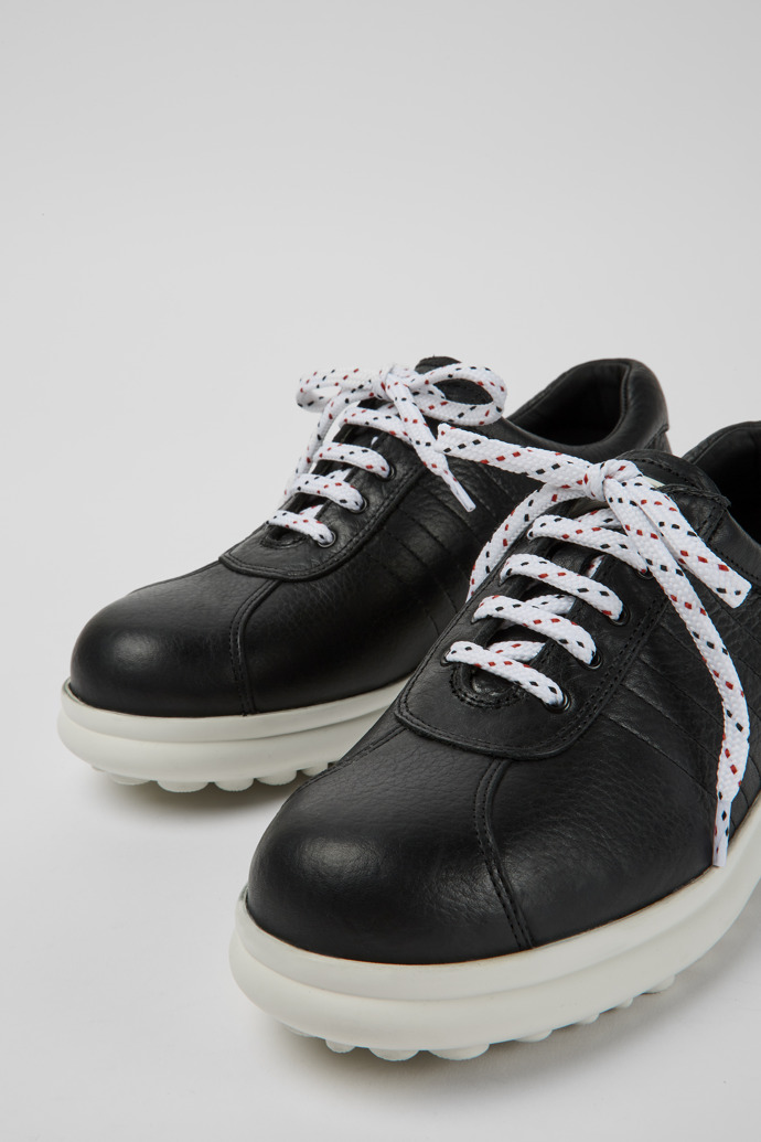 Sneakers de piel en color negro para mujer
