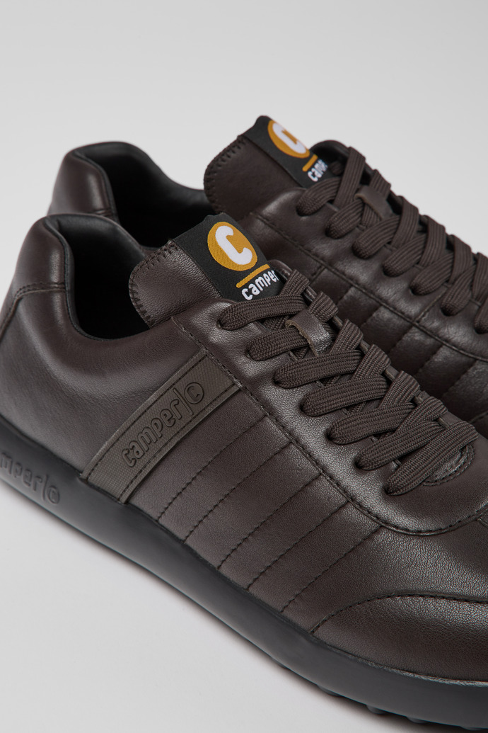 Sneakers de piel marr&ograve;n oscuro para hombre